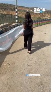 🇮🇱 The pressure on Winter to retire - Leli Deri's daughter delivers a sign that was hung in front of their house, my husband.