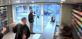 ב- נכנסו לחנות טבק שני במצב לא מתאים, אחד מהם מזג בירה על עובדת, ולאחר מכן הוא נפגע בפניו בפלפל. לאחר זמן מ…