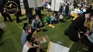 מחאה חרדית מול כלא עשר: ילדים נכבלו בשרשראות ברזל