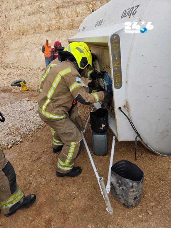 🇮🇱 לוחמי האש השיגו שליטה על דליפת דלק בכביש 60 בבנימין, לאחר שמשאית דלק התהפכה במקום. הכוחות חילצו את הנה…
