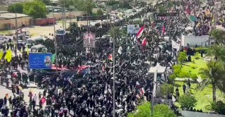 כרבלא, ירושלים, המונים אבלים ממתינים להגעתו של ארונו הטהור של המנהיג ההרוג באזור אל-שרעא ליד בית החולים ההר…