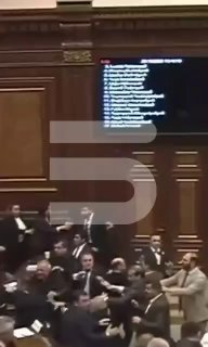 במהלך הקטטה ננעלו דלתות אולם הישיבות, עובדי המזכירות לא יכלו לצאת משדה הקרב שיחה ראשונה.