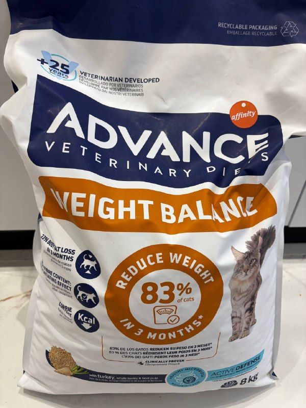 Продам корм для кота Advance Weight Balance