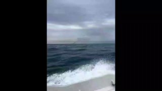 🎦 המכלית הפוגעת עלתה באש במסדרון הדרומי של מיצר הורמוז