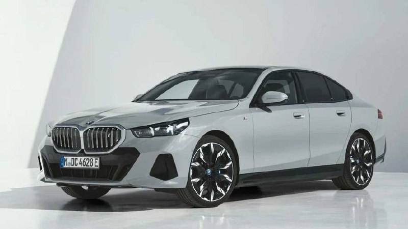 В России начались продажи новой BMW 5-Series, цена — от 10 млн рублей.