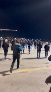 הרגעים הראשונים של קבלת גופתו של מנהיג ההרוג של המהפכה האסלאמית בנמל התעופה נג'ף אל-אשרף
