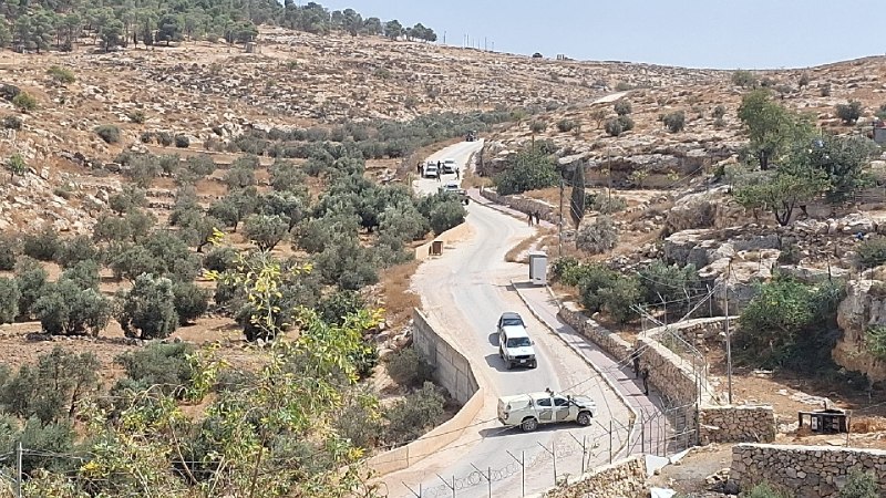 Settlers, accompanied by the occupation army, arrest a Palestinian and attack him in the village of al-Tuana, Musfar Yatta, south of Hebron.
