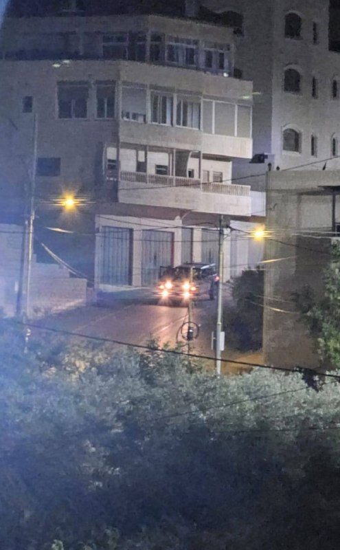 הכוחות הכובשים פשטו על בית במהלך החדירה שלהם אל העיר מוגור מצפון-מזרח לרמאללה.