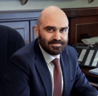 מנהל התיאטרון רוסלן קולוכוב פוטר בתיאטרון האמנות של צ'כוב במוסקבה במקומו מונה לייסן מישרינה, שכיהן בעבר בתפ…