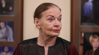 Умерла народная артистка СССР Людмила Чурсина. По данным Mash, причина — внезапная сердечная смерть после продолжительной болезни.В сентябре 2025-го 84-летняя Чурсина провела неделю в кардиологической реанимации одной из питерских больниц. Ей диагностирова
