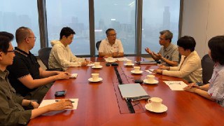 港府急叫停国产水供港 疑供应商属冒牌 评论：今次是「中国优先」之过港府办公室转用中国饮用水供应商事件出现峰回路转，继国产水品牌制造商遭揭曾有食安问题后，港府前天（16日）突然暂停其中一间中标供应商「鑫鼎鑫」供应国产水的合约，并称警方会介入调查。消息公布后引起全城关注，涉事供应商更被爆出未获中国生产商授权等丑闻。当局的调查和检讨未能平息公众质疑，指采购机制行之有效，为何会在采购国产水时出问题？更忧虑事件深化港人对中国品牌缺乏信心的中港深层矛盾。👉 继续浏览后续：https://rfi.my/Bvp5.g