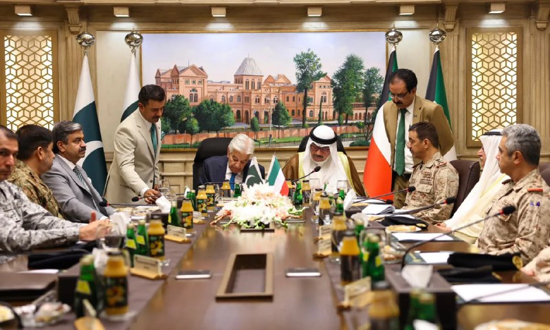 اخبار جنگ ایران امریکا: 🇰🇼🇵🇰 کویت و پاکستان یک توافقنامه مشترک دفاعی و همکاری نظامی را در اسلامآباد امضا کردند.پاکستان به آموزش نیروهای مسلح کو
