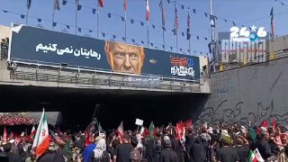 🇮🇱 תיעוד מאיראן: המשתתפים בטקס הלוויה של ח׳אמנאי זורקים אבנים על תמונות של נשיא ארה"ב טראמפ וקוראים: "אמר…