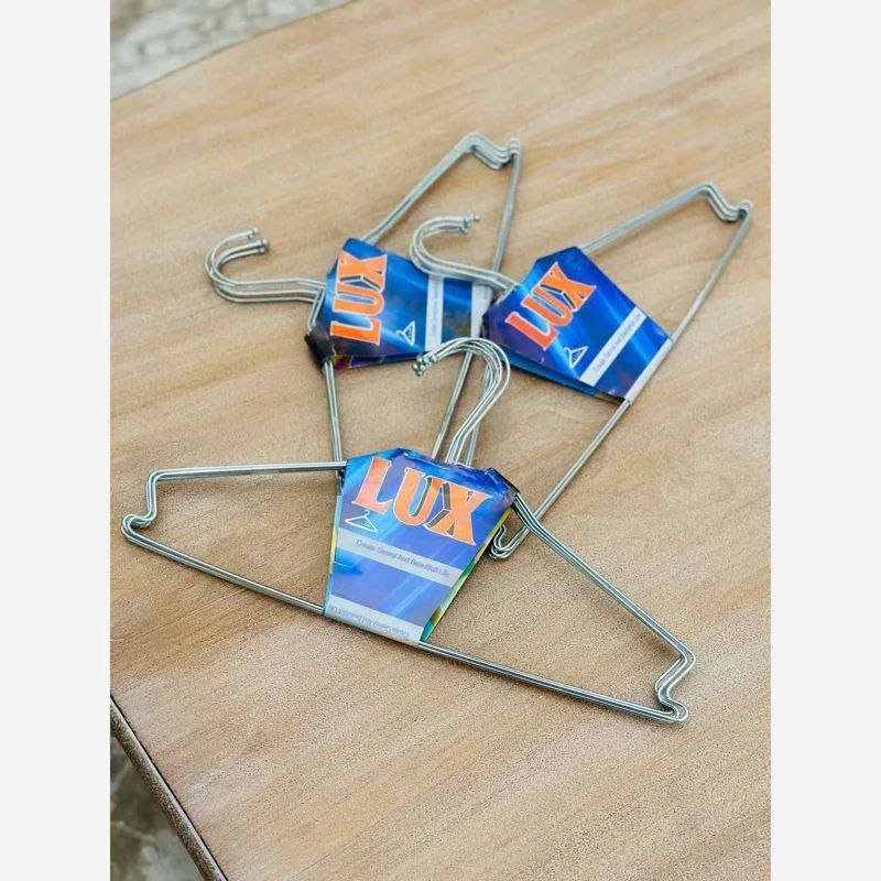 طاها ارزونی: 💢جاکتی فلزی 😍📍جنس: فلز با روکش نقره ای😍📍طول جاکتی: 39 سانتی متر🤩📍سبک و قابل حمل🌟قابلیت استفاده برای تمامی لباس ها💖💵قیمت: