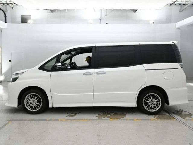 Toyota Voxy 2021 фото 2
