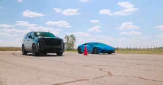 Hennessey H1000 Escalade-V (1005 л.с.) против Lamborghini Huracan EVO (640 л.с.)