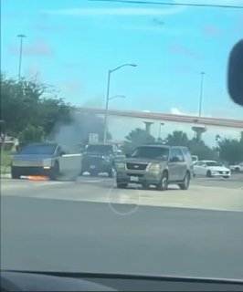 Новый пикап Tesla Cybertruck сгорел после ДТП В США после аварии сгорел электрич