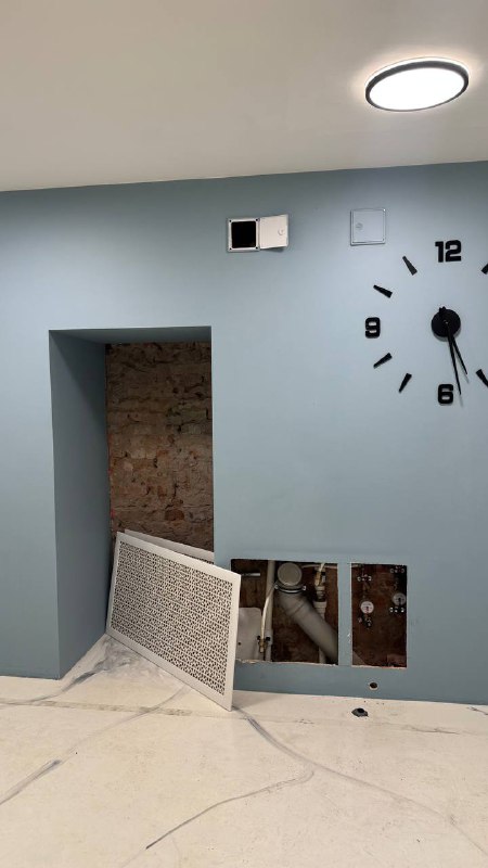 Всё под снос:— арка для малышей;— мрамор вида «каляка-маляка»;— настенные часы и картонные стены;— непонятные выступы;— плитка общественного туалета.Всё под снос:— арка для малышей;— мрамор вида «каляка-маляка»;— настенные часы и картонные стены;— непонятные выступы;— плитка общественного туалета.