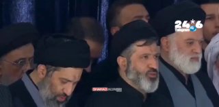 🇮🇱 לאן נעלם מוג'תבא? ילדיו של ח'אמנאי יושבים ליד ארונו במהלך אירועי ההלוויה, חוץ ממחליפו מוג'תבא מאז התקי…