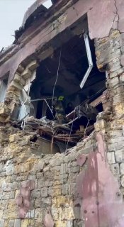 При российской атаке на Одессу погибли два пенсионера, 15 человек раненыСегодня ночью российские беспилотники атаковали жилой квартал в Одессе, сообщил глава городской военной администрации Сергей Лысак. По его словам, в результате ударов погибла супружеск