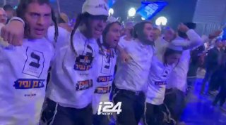 מעריציו של בן גור רוקדים וצוהלים במטה מפלגת יהדות עוצמה.