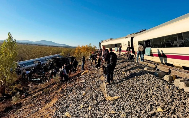 שתי רכבות התנגשו בספרד לאחר שקרונות אחת מהרכבות ירדו מהפסים. מספר ההרוגים הוא לפחות 50 בני אדם, 180 פצועים.