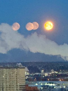 В Москве и Подмосковье минувшей ночью и рано утром можно было наблюдать «парселену» — атмосферное оптическое явление, при котором на небе появляются ложные луны. Очевидцы публикуют кадры в соцсетях. Эффект возникает, когда свет луны преломляется в кристалл