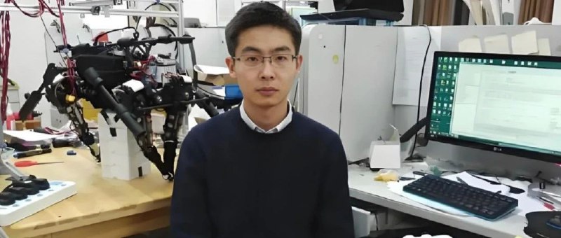 宇树科技CEO王兴兴，浙江宁波人，90后因英语奇差无缘浙大，19岁造机器人，从大疆辞职创业，34岁获10亿元融资，吸引马斯克关注【宇树科技创始人王兴兴的成长故事】2006年，16岁的王兴兴参加中考，因为英语偏科甚至差点没考上普通高中，以倒数第一或倒数第二的成绩进入了高中
