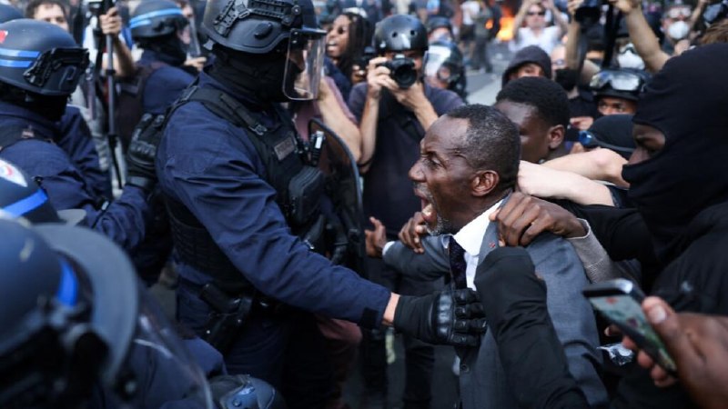 This week in pictures: French student protests, the October 7th anniversary and our Lord's return to Earth