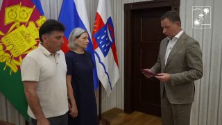«От души поздравляю»Мэр Сочи поздравил родителей погибшего на СВО военногоНа встрече с родителями 22-летнего Айка Роганяна, погибшего на СВО, мэр Сочи Андрей Прошунин передал семье орден Мужества, которым военнослужащего наградили посмертно.В конце встречи