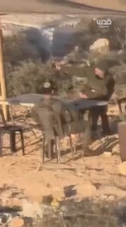 מתנחלים מצוררים על בית בעיירה קסרה שמדרום לשכם ומונעים ממשפחה לצאת. חיילי הכיבוש מבקרים באוהל המתנחלים כדי…