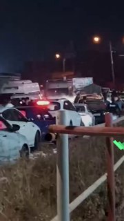 כוחות ישראל משליכים פצצות גז בין כלי רכב של אזרחים שנתקעו במחסום בית פוריק, דרומית מזרחית לשכם.