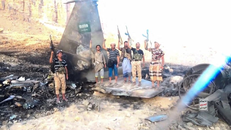 📸 The presence of Ansar Allah soldiers near the downed Saudi fighter jet; The photo was selected by Reuters