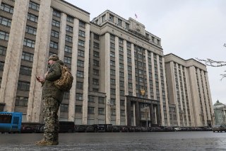 Госдума разрешила использовать армию для «защиты» арестованных за рубежом россиян  Депутаты Госдумы во втором и третьем чтениях приняли законопроект, позволяющий применять Вооруженные силы для защиты граждан от иностранных и международных судов.  Как отмеч