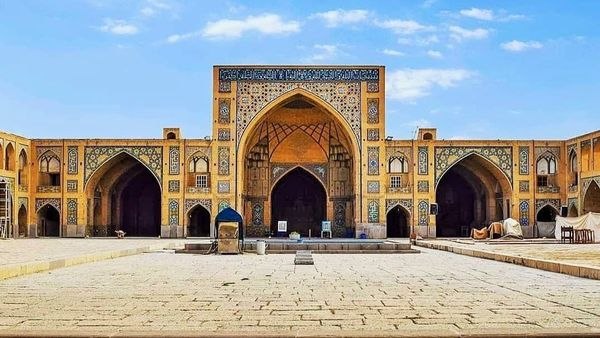 اخبار اصفهان: طبیبی که نامش بر سردر یک مسجد تاریخی جاودان شد🔹️مسجد حکیم اصفهان توسط حکیم داوود، پزشک مخصوص شاهعباس صفوی، بنا شده است.