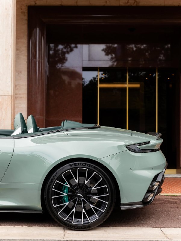 Недавно в Монако был представлен новый DB12 S. 10