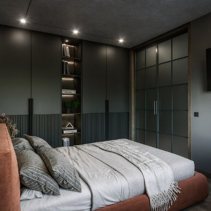 Спальня 14 квадратов - бетонный потолок и серый интерьер, где серый работает фоном, бетон честно остаётся бетоном, яркая кровать собирает всю комна... - изображение 4 - серый, спальня, квадратов