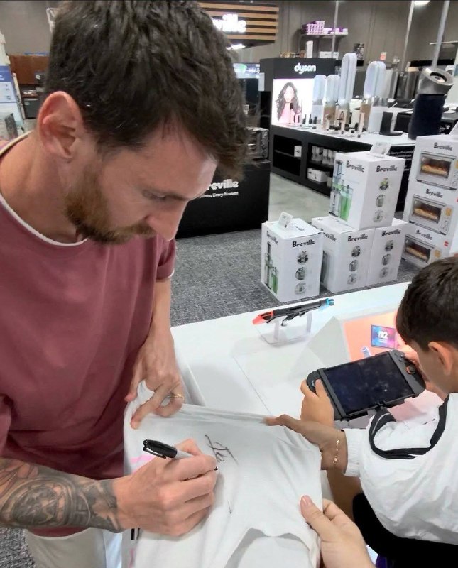 Leo Messi Lovers | آرژانتین: مهربون 🥲❤️➣ @Leo_Lovers
