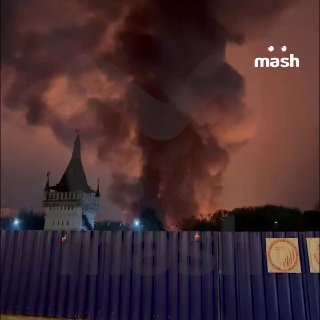 Участники квеста, проходившие игру в квеструме на территории Измайловского Кремля, не поверили, что в здании пожар, — они приняли пожарную сигнализацию за элемент шоу.Они рассказали Mash, что проходили игру "The Last of Us" в том же помещении. Сначала прин