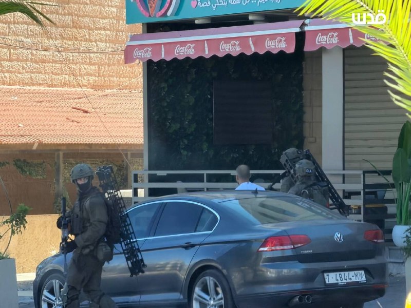 תמונה של הרגע שבו כוחות הכיבוש עצרו צעיר במחנה עסכר, מזרחית לשכם.