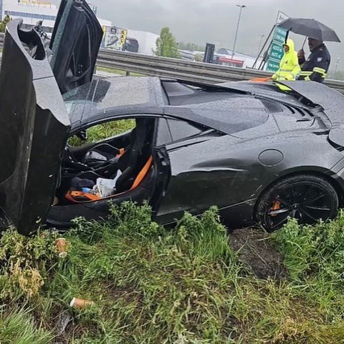 McLaren 720S ушел в занос в Аосте, Италия, из-за сильного дождя 2