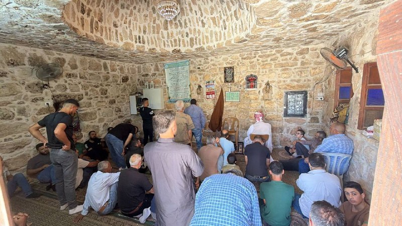مصلون يتجاوزون عراقيل الاحتلال في بيت فوريك