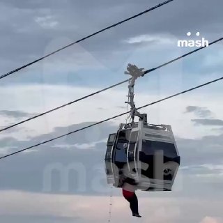Десять человек застряли в кабинке на канатной дороге между Нижним Новгородом и Бором. Людей спускают на землю на тросе. В городе бушует непогода, из-за этого несколько кабинок встали прямо на линии. Высота канатной дороги над водной поверхностью Волги — 80