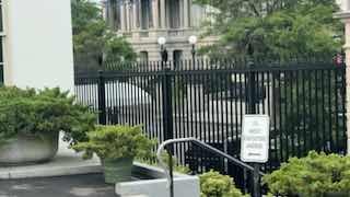 В Белом доме началась встреча Трампа и Зеленского, сообщили в канцелярии президента США. Она пройдёт в закрытом режиме