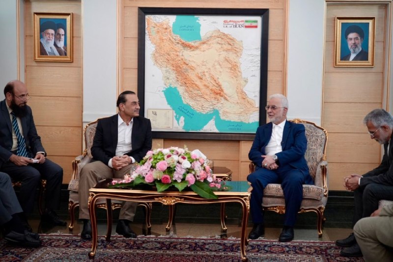 وزارت كشور: 🔵ورود فرمانده ارتش و وزیر کشور پاکستان به تهران📌فرمانده ارتش و وزیر کشور پاکستان با استقبال دکتر مومنی وزیر کشور وارد ته