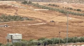 דחוף: כוחות הכיבוש עוצרים צעיר ותופסים רכב וטרקטור חקלאי לאחר שפשטו על חווה בעיירה דיר דיבואן, מזרחית לרמאללה.