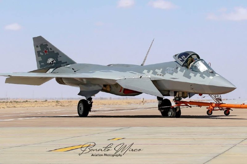 🇷🇺️ - על פי Rostec, ה-Su-57E (T-50-9) טס למצרים לתערוכת התעופה הבינלאומית של אל-עלמיין בהסתמך רק על מיכלי הדלק הפנימיים שלו הממוקמים במפרצי המטוס הפנימיים המרכזיים, ולא על מיכלי ירידה חיצוניים קונבנציונליים.