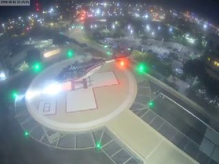 צילומי CCTV מראים מסוק אמבולנס אוויר הסחף לאחור במהלך ההמראה מהמרכז הרפואי של אוניברסיטת בייור בדאלאס, טקסס…