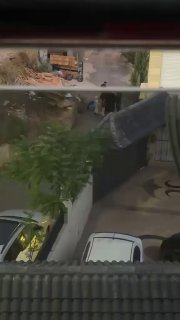 כוחות ישראל מפנים את תושבי הבתים המקיפים את ביתו של ההרוג חמודה אל-ג'עבה באזור עין דיר בהא בחברון, לקראת הפ…