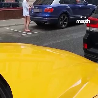 Дочь владельца Bentley уже попадалась на заклеивании номеров той же машины — предполагаемая виновница смертельного ДТП ранее скрывала госзнаки авто на Патриарших.На записи 27-летняя Кристина Б. заклеивает номера Bentley Bentayga, чтобы камеры не считывали 